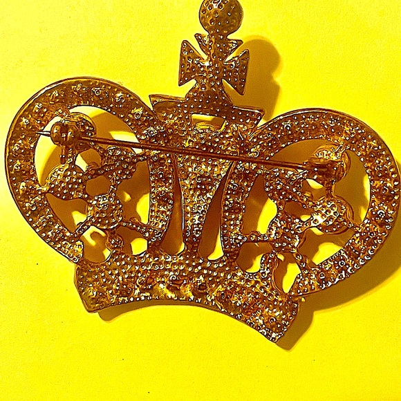 Crown & Maltese cross Crystal pin sparkly big purple/lavender brooch - Picture 3 of 3